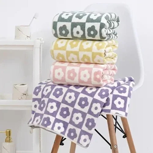 1pc Flower Pattern Bath Towel, Household Coral Fleece Bath Towel, Soft Breathable Skin-friendly Bath Towel